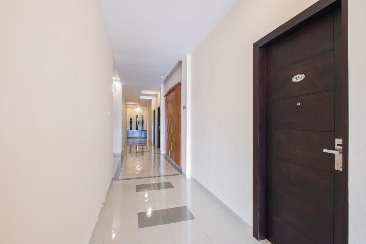 Oyo 424 Asia Hotel Макасар Екстер'єр фото