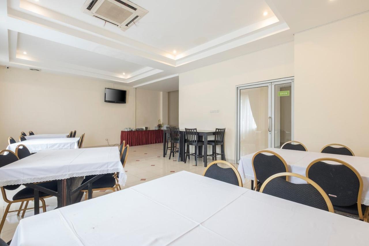 Oyo 424 Asia Hotel Макасар Екстер'єр фото