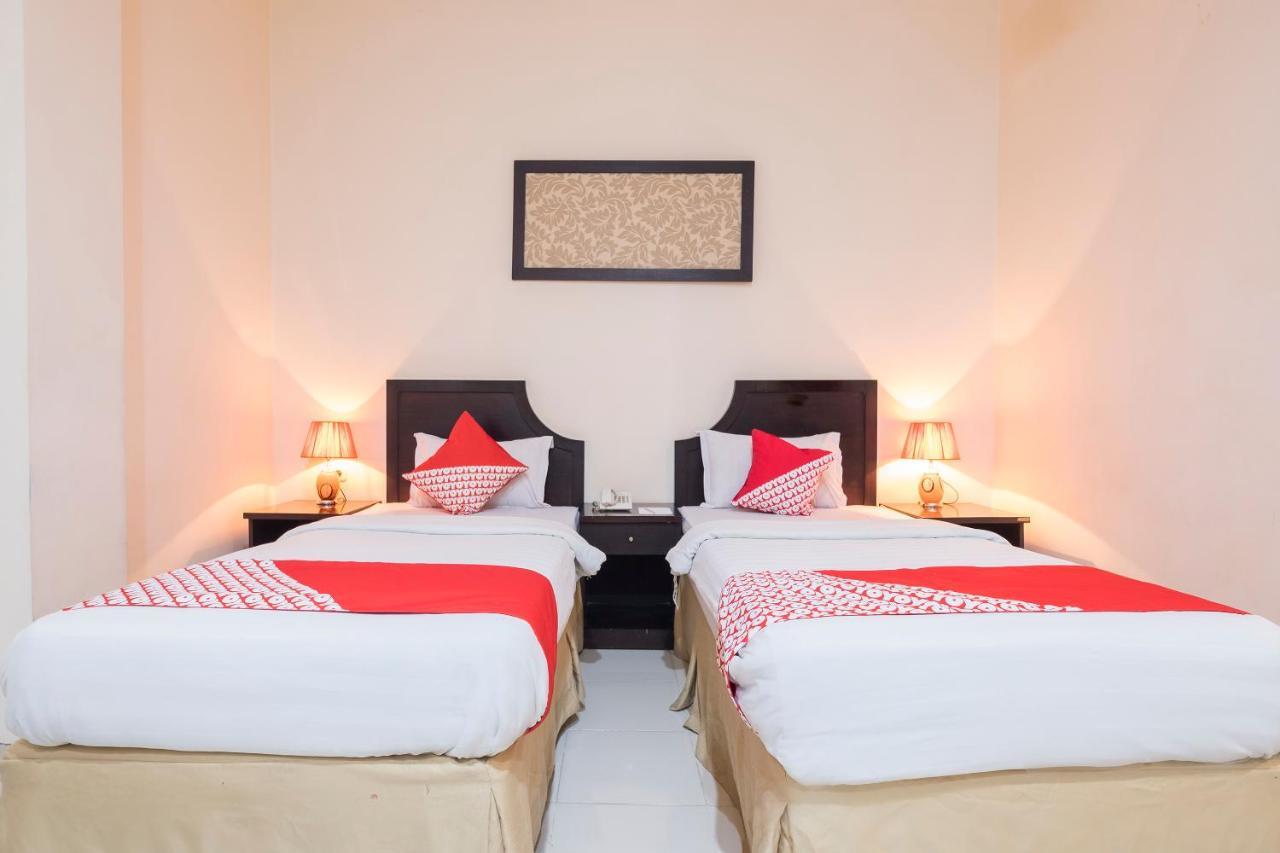 Oyo 424 Asia Hotel Макасар Екстер'єр фото