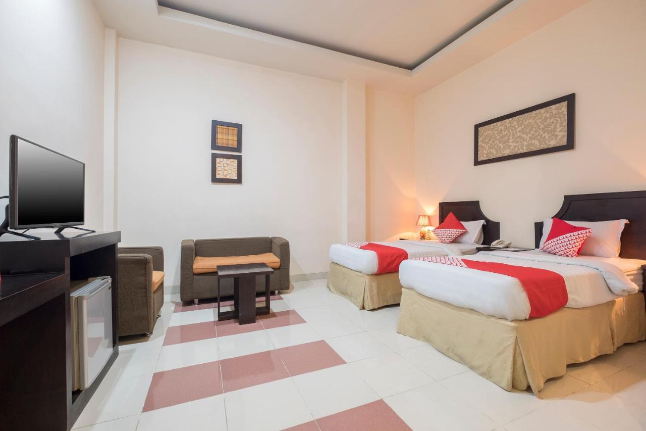 Oyo 424 Asia Hotel Макасар Екстер'єр фото