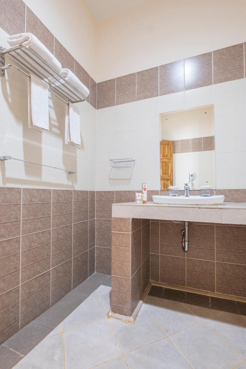 Oyo 424 Asia Hotel Макасар Екстер'єр фото