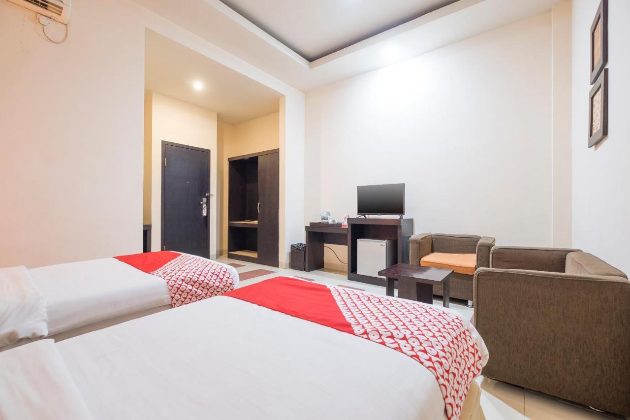 Oyo 424 Asia Hotel Макасар Екстер'єр фото